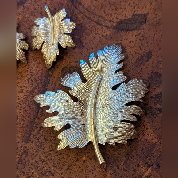 Emmons Retro Leaf Brooch & Earrings Set - Picture 8 of 8